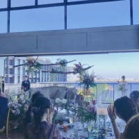 カーテンを開けたら新郎新婦登場