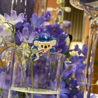 ドアラをモチーフにブルーベースで装花