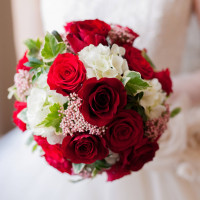 真っ赤な薔薇と白色のお花のブーケ。