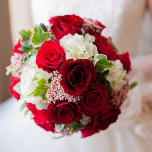 真っ赤な薔薇と白色のお花のブーケ。|543954さんのラ・マーレ プライベートガーデン（営業終了）の写真(865547)