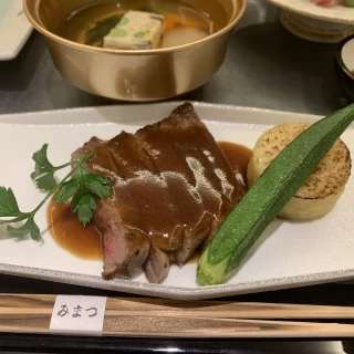 肉料理です