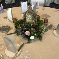 ゲストテーブルの装花、秋婚らしくキャンドルも付けました