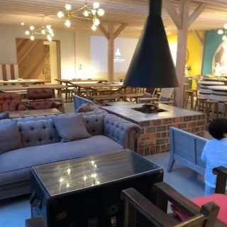 披露宴の終盤、移動してこのゆったりとした空間でデザートを。