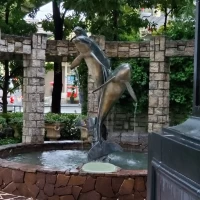イルカの像があります。