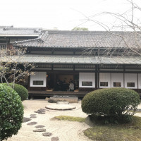 ゲストの控室は日本庭園に面した和風の建物でした。