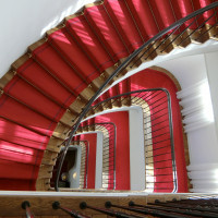 会場内の階段の写真です。上から見ると赤い絨毯がきれいです。