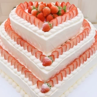ハート型のウェディングケーキです。