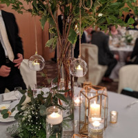 一部のテーブルに木を立てて、キャンドルで飾りました。