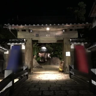 歴史的で雰囲気のある門でした