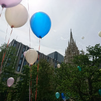 空にバルーンとチャペルがとても映えます