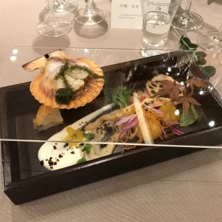 前菜。付け合わせの2種類のソース美味しかった。