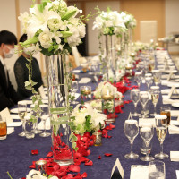 薔薇の花びらと白い花をメインに晩餐会スタイルで。