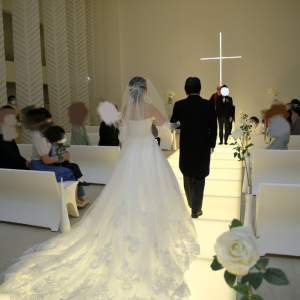 長くライトアップされたバージンロードはドレスが映えます。|544185さんのヒルトン名古屋の写真(1637906)