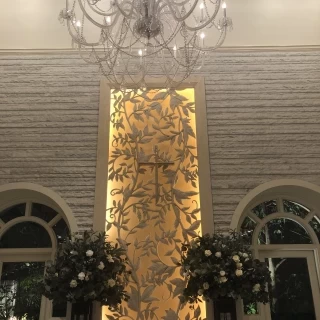 シャンデリアも壁も凝っていて綺麗