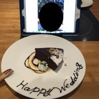 ケーキを食べながらタブレットにてドレスカタログを見せてもらえ