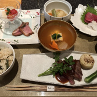 試食会では様々な料理が少しずつ食べられる