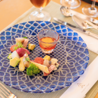 軽く燻製した沖縄県産鮮魚のマリネとアボガトのサラダ