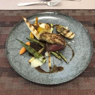 試食のトリュフとビーフ。一緒に食べるという贅沢。