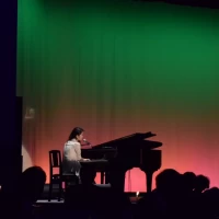ゲストがステージで演奏。とても感動的でした。