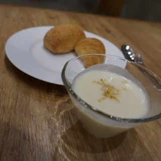 暖かいスープとパン(クロワッサンがとても美味しかったです)