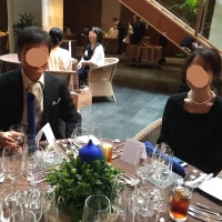 後方ゲスト卓から会場中央への視界