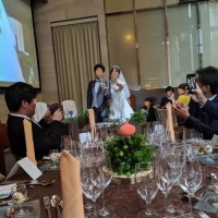 ゲスト卓中央端からメイン卓への視界
