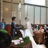 前方ゲスト卓からメイン卓への視界