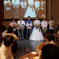 会場中央からメイン卓への視界