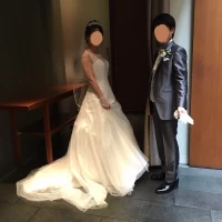 控室前にて、衣装