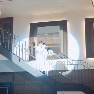 階段から登場