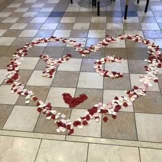 フラワーシャワーのフラワーでイニシャルを作ってくれました。