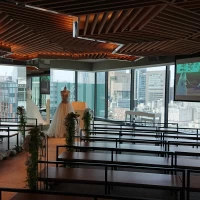 天井の組み木が特徴的。銀座の街並みが見えます。