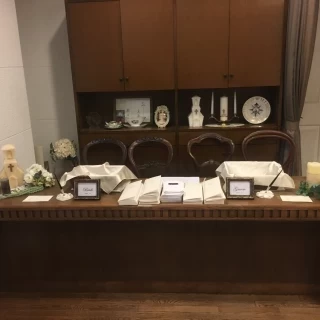 受付カウンター。
新郎新婦と一枚の用紙で出席チェックです。
