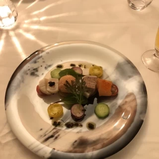 前菜も味覚も視覚も楽しめる一皿です！