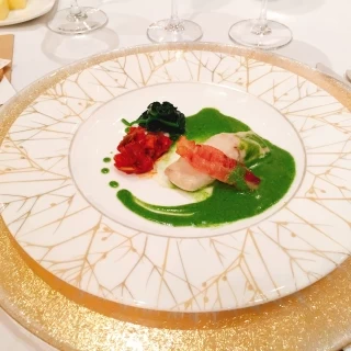魚料理。白身魚にかかったソースが美味しくて、緑が綺麗。