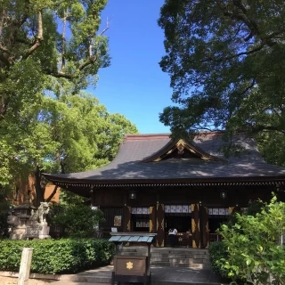 立派な社殿です。迎賓館と繋がっているので、雨の日も安心です。