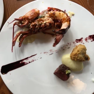 試食のオマールエビの雲丹焼きとステーキ。美味しかったです。