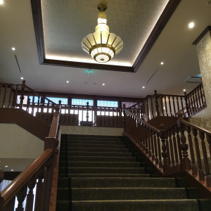 入口に大きな階段があります。ドレスでのフォトスポットです。|544865さんの若宮の杜 迎賓館の写真(871796)