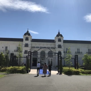 広々とした敷地内