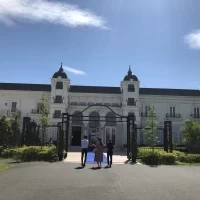 広々とした敷地内