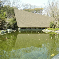 池と三角屋根のチャペル