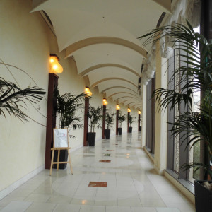 チャペルへ向かう回廊|544926さんのザ・セレクトンプレミア 神戸三田ホテル （旧：三田ホテル）の写真(952238)