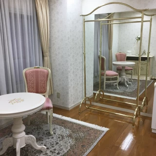 こじんまりとした部屋です。プリンセスっぽいイメージの装飾