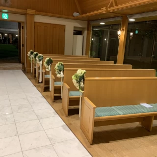 広々と座ることが出来る長い椅子になっています