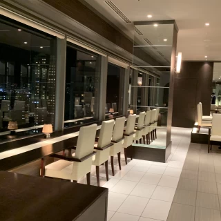 最上階の披露宴会場の受付と待合スペースです 夜景がみえます