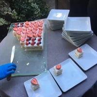 ウェディングケーキ切り分けです。