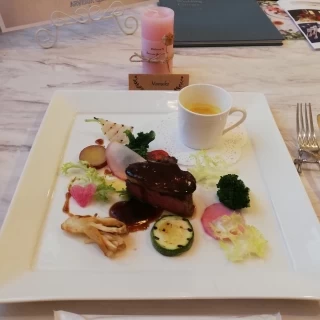 国産牛フィレ×フォアグラの料理をいただきました。