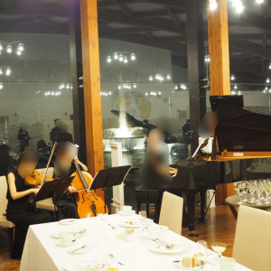 生演奏の奏者の位置|545111さんの和田倉噴水公園レストラン （パレスホテル直営）（ウエディング取扱終了）の写真(874424)