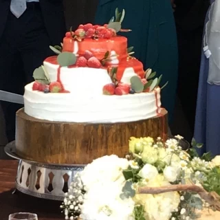 ウエディングケーキです。ソースをかけて仕上げてくれました！