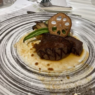 中厚で、とても美味しいお肉料理でした。